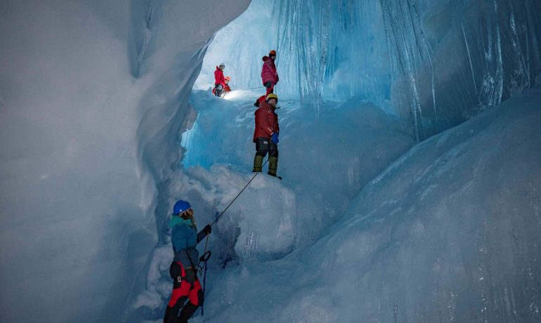 Триповерхова льодовикова печера і перо невідомого птаха. Нова знахідка українських полярників