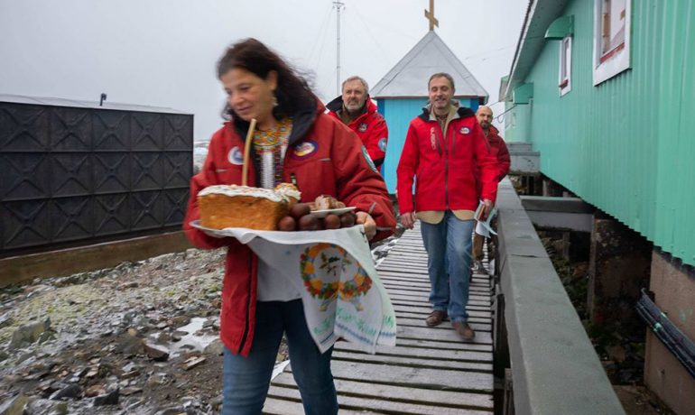 Єдиний храм ПЦУ, де немає карантину: Великдень на станції «Вернадський»