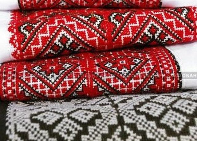 "Червоними і чорними нитками..." Полярники записали привітання до Дня вишиванки