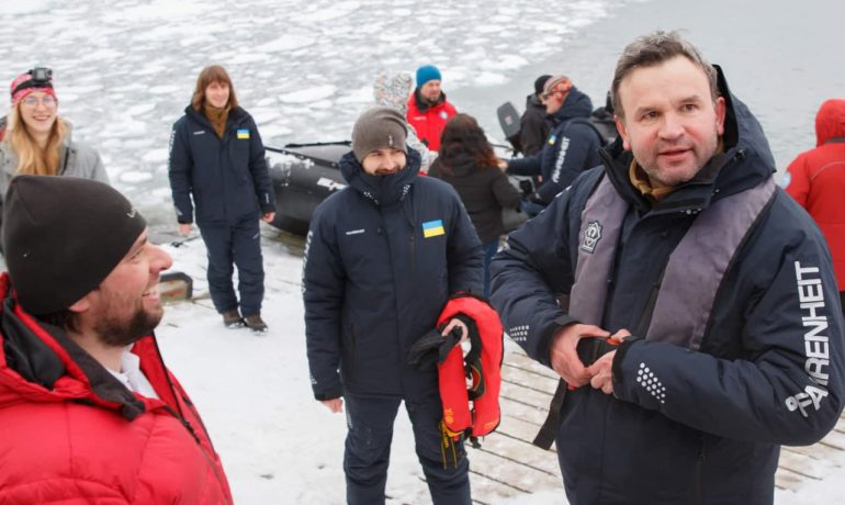 Зимівники 26-ої УАЕ прибули на станцію "Академік Вернадський": попереду передача справ та розвантаження корабля