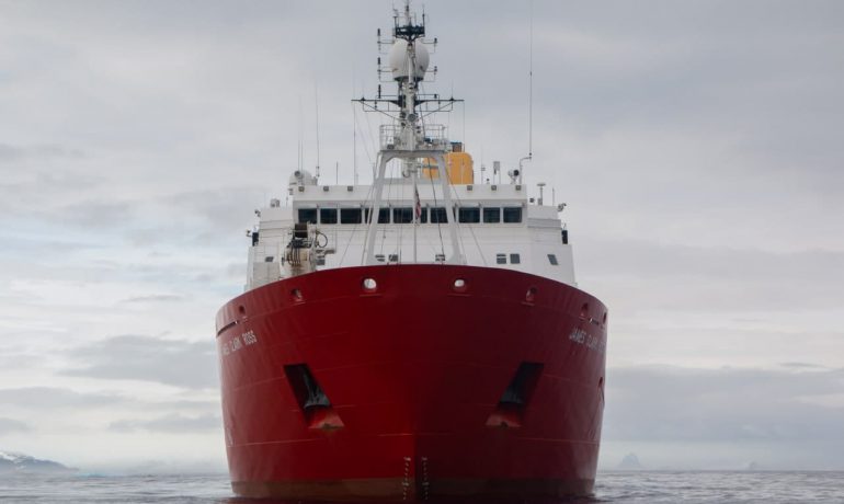 Напередодні Дня Незалежності Україна придбала легендарний британський криголам «Джеймс Кларк Росс»