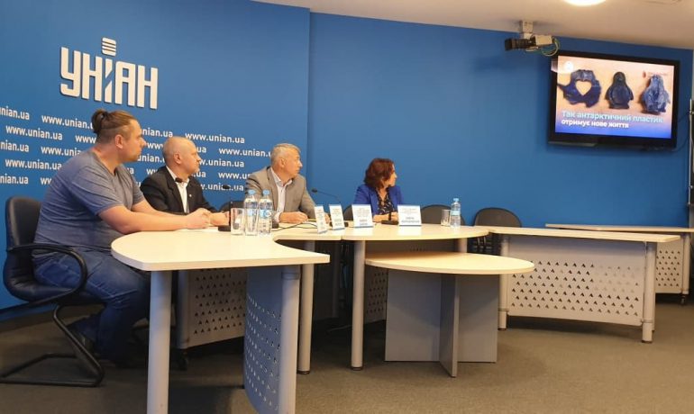 Пластик ставатиме сувеніром: на станції «Вернадський» встановлено обладнання для переробки відходів пластикової упаковки