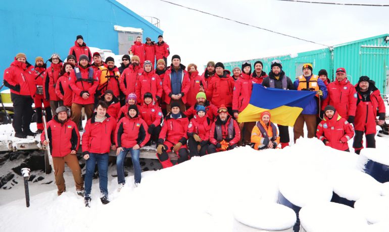 Війна не зупинила перезмінку на “Вернадському”: 27-ма експедиція прийняла станцію, а 26-та повертається додому!