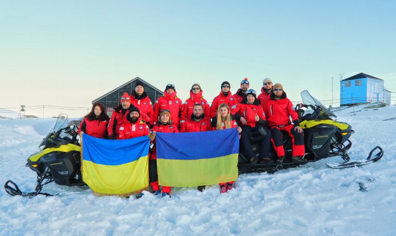 Українські полярники долучилися до акції #завдякитобі