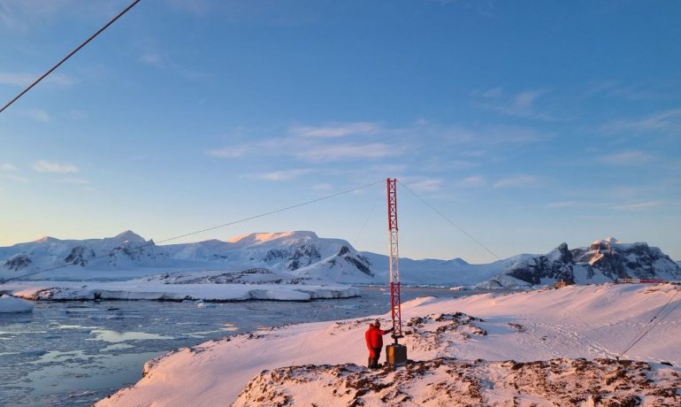 На «Вернадському» встановлюють нові антени для кращого вивчення іоносфери