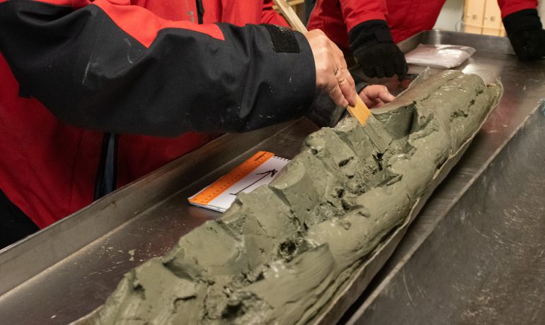 Перші результати геологічних досліджень на “Ноосфері”: якою була Антарктида тисячі років тому і чому це важливо?