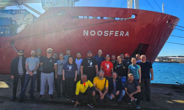 "Ноосфера" успішно закінчила другий антарктичний сезон і прибула до ПАР