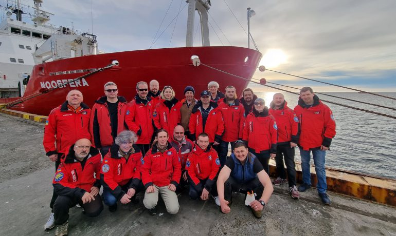 Хвилі 10 метрів та вітер 30 м/с: “Ноосфера” подолала норовливий Дрейк і дісталася Чилі