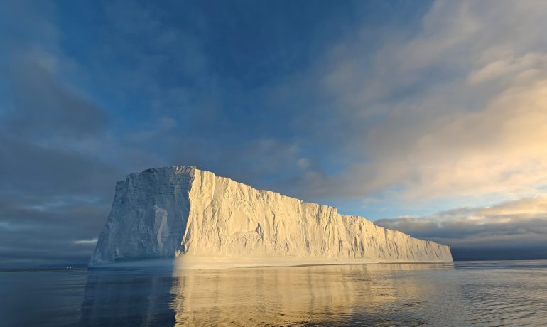 Біля «Вернадського» дрейфує айсберг довжиною з… Хрещатик