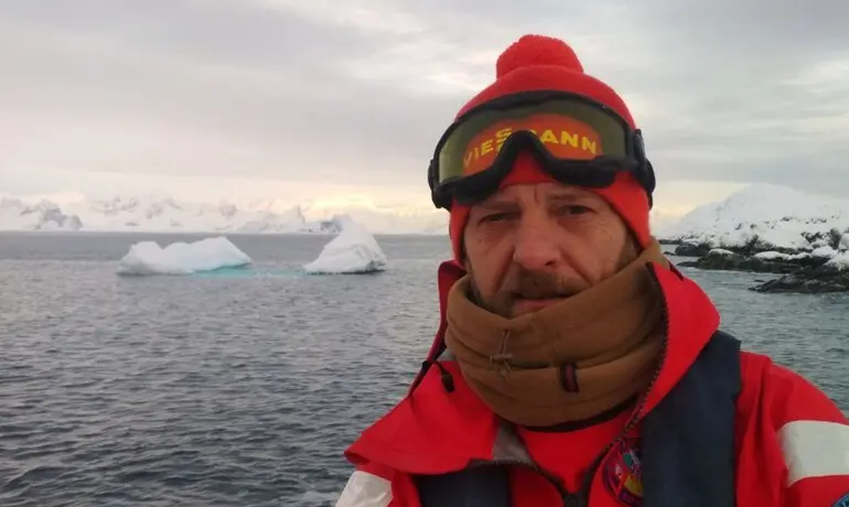 Дивом вижив на фронті та повернувся на станцію «Академік Вернадський»: історія «бойового пінгвіна» Юрія Лишенка